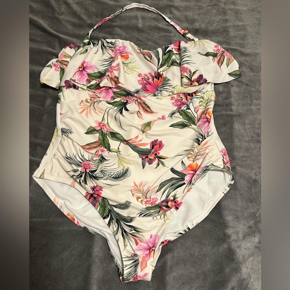 Kona Sol one piece swimsuit
Size Large